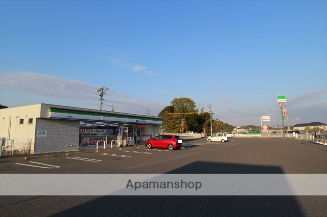 コンビニ　ファミリーマート（コンビニ）まで587m