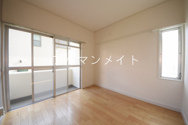 その他部屋・スペース　落ち着いた色調の寝室です