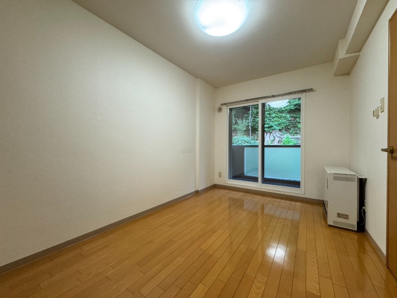 その他部屋・スペース　寝室はこちらです。光が差し込む、温かみのあるお部屋です。