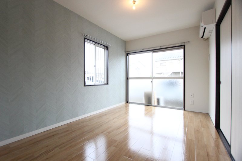 居室・リビング　洋室I★2面採光の明るいお部屋です★現在エアコン新品未使用★
