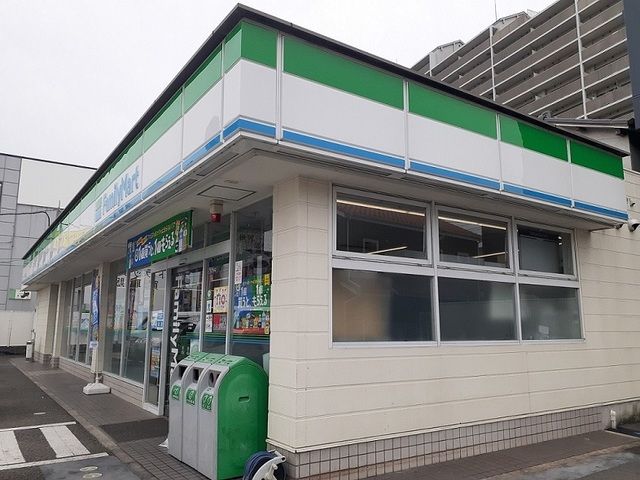 コンビニ　ファミリーマート様（コンビニ）まで450m