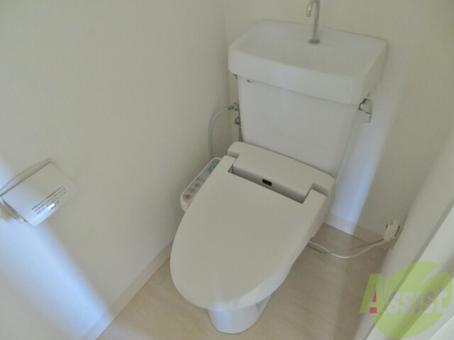 トイレ　ウォシュレット付で広々としているのでゆったり出来そうですね。