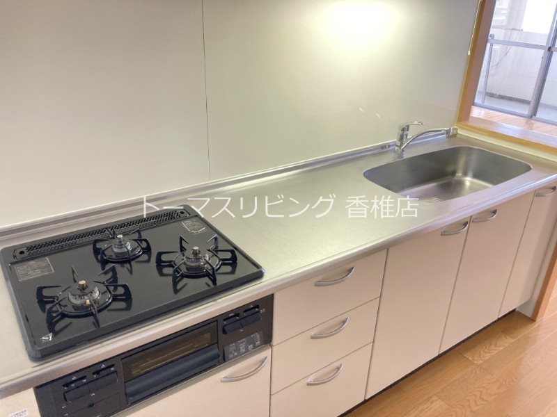 キッチン　システムキッチン※別号室の参考写真になります。