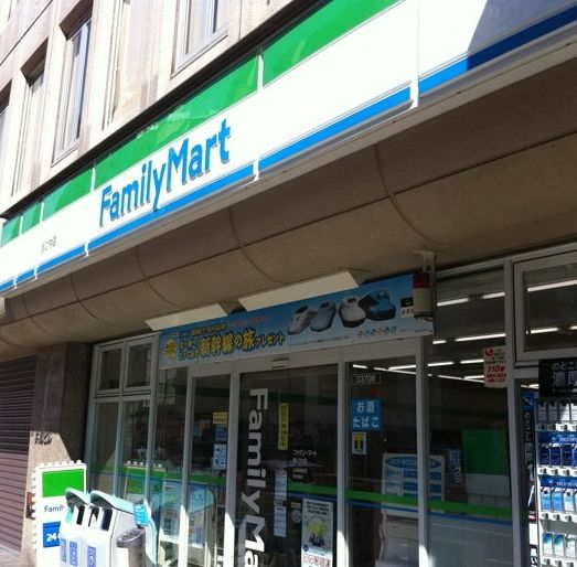 コンビニ　ファミリーマート 長堀橋駅南店（コンビニ）まで204m