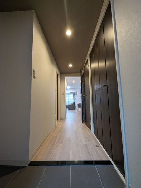 玄関　※写真は同じマンションの違う部屋のものになります。