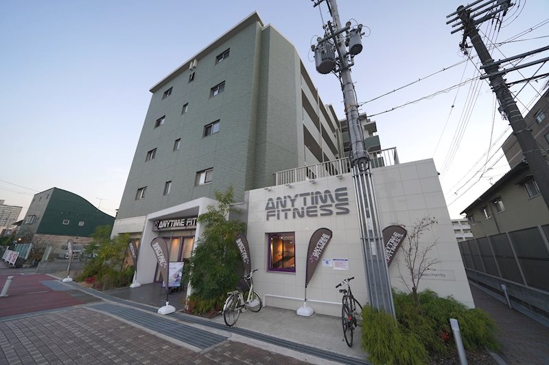 建物外観　「長岡天神駅」徒歩6分。防犯カメラとオートロック完備のＲＣ造