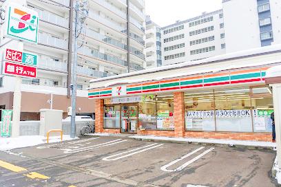 コンビニ　セブンイレブン札幌平岸2条7丁目店（コンビニ）まで243m