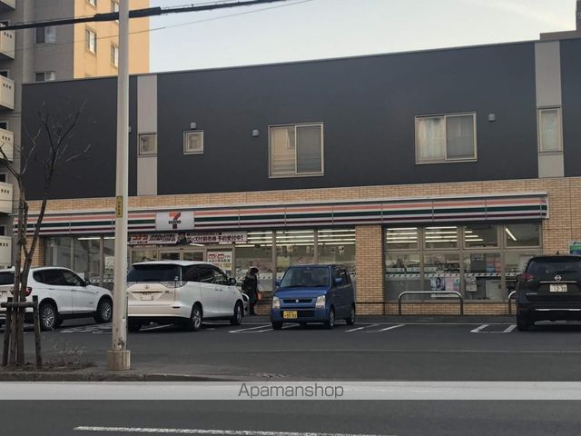 コンビニ　セブンイレブン（コンビニ）まで203m