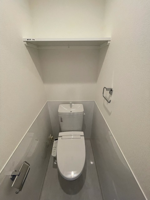 トイレ　温水洗浄便座付きのトイレです♪