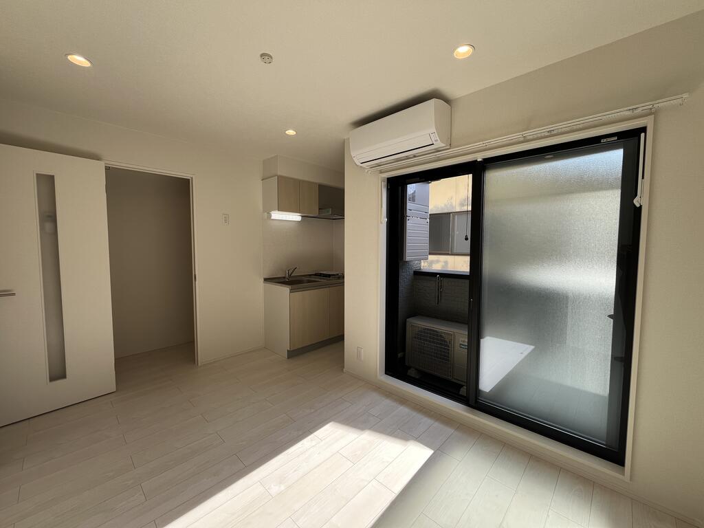 居室・リビング　102号室の写真になります※現況優先