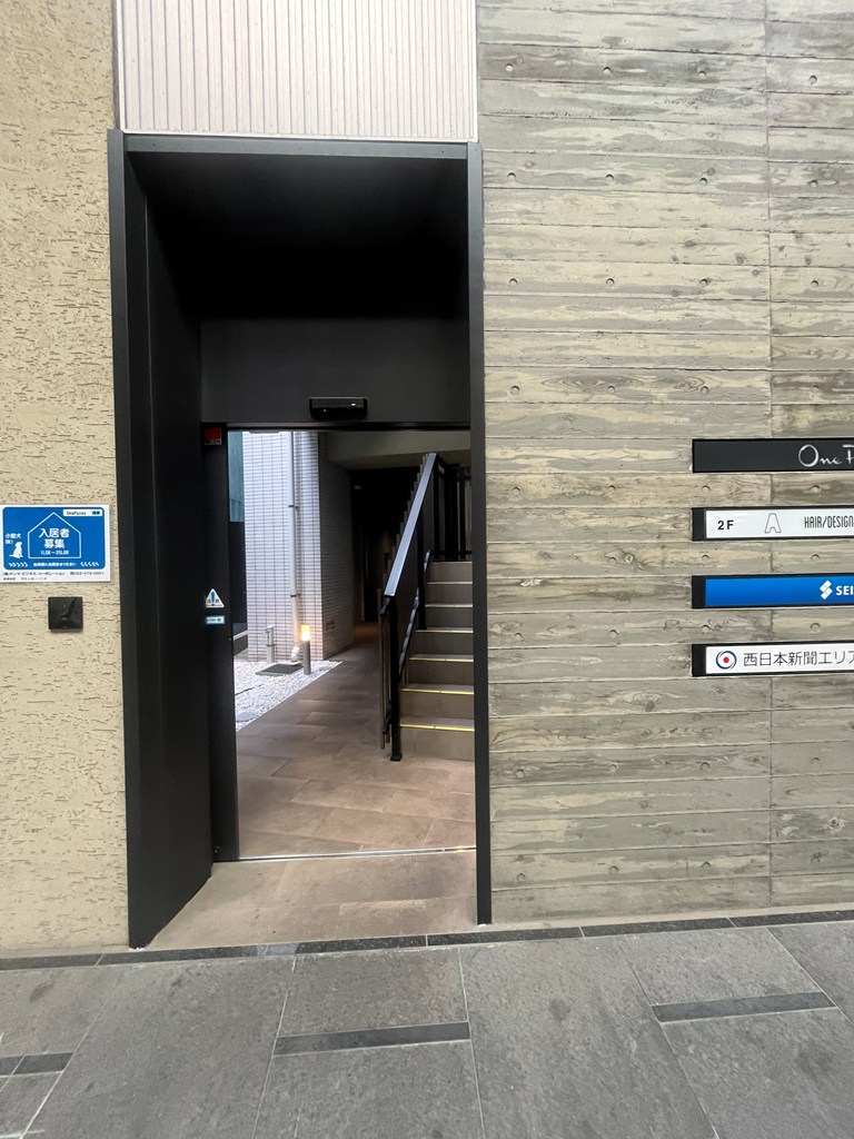 その他共有部分　サンロード商店街へ直結の裏側入口です。