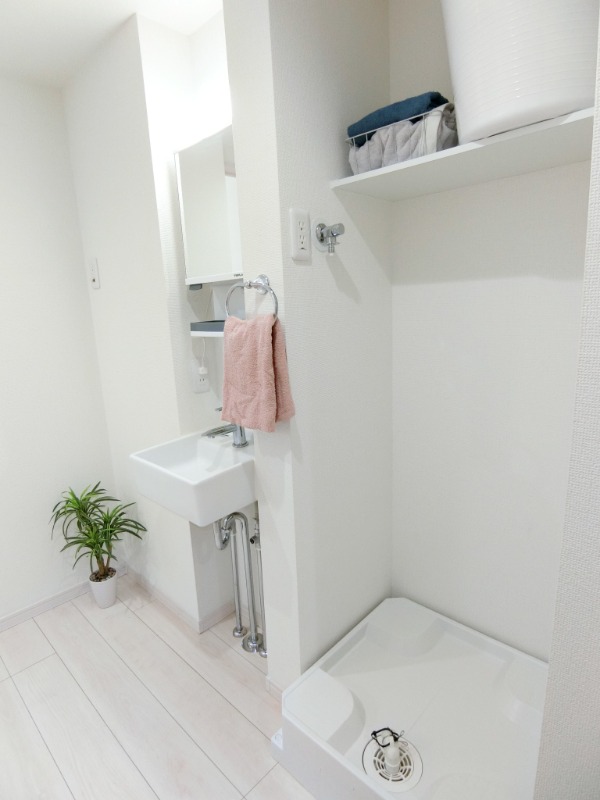 その他設備　洗濯機置き場の上に棚があるので便利です