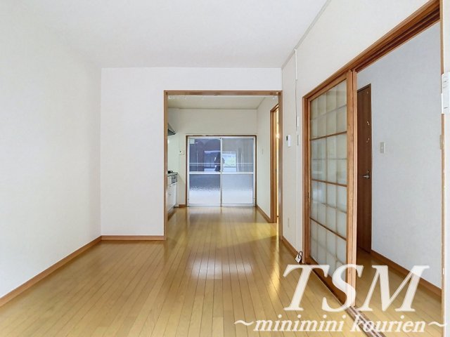 日新町一戸建貸家の居間写真