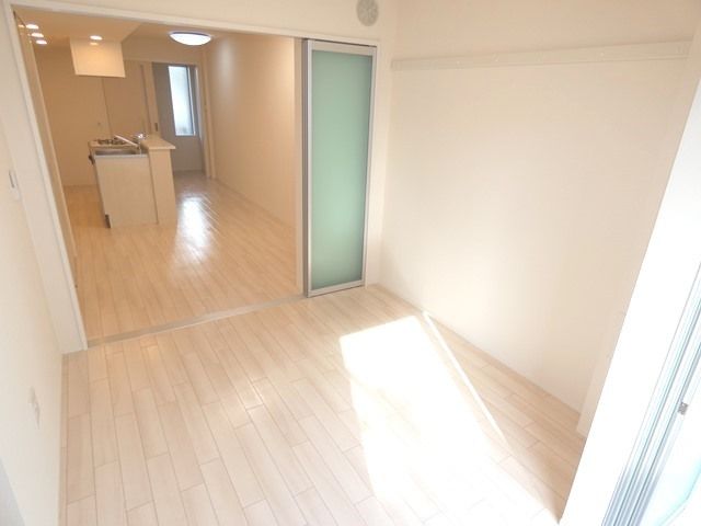その他部屋・スペース　4帖の洋室です。扉を開けると開放感がありますね