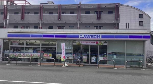 コンビニ　ローソン　厚木恩名1丁目店（コンビニ）まで588m
