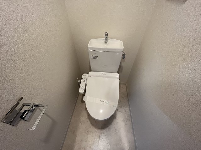 トイレ　落ち着いた色調のトイレです
