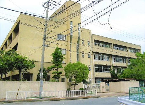中学校　四條畷西中学校（中学校）まで665m