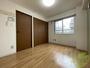 その他部屋・スペース　寝室はこちらです。光が差し込む、温かみのあるお部屋です。