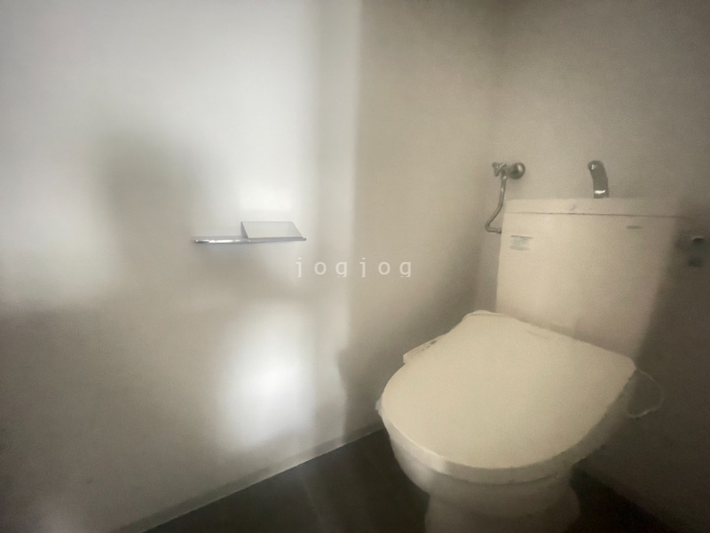 トイレ　嬉しい温水洗浄便座付きのトイレです。