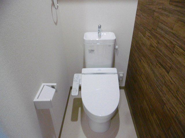 トイレ　温水洗浄便座付きのトイレです。