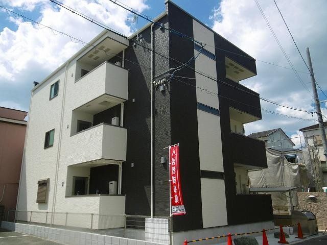 建物外観　３階建てのおしゃれな建物です。