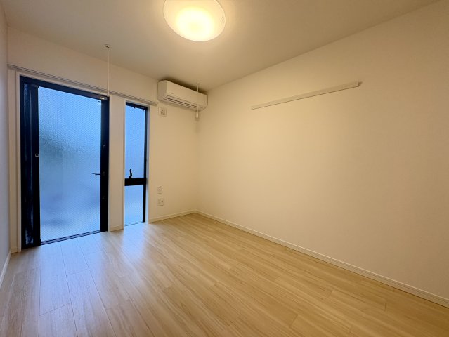居室・リビング　窓が多く沢山日差しの入ってくるお部屋です！