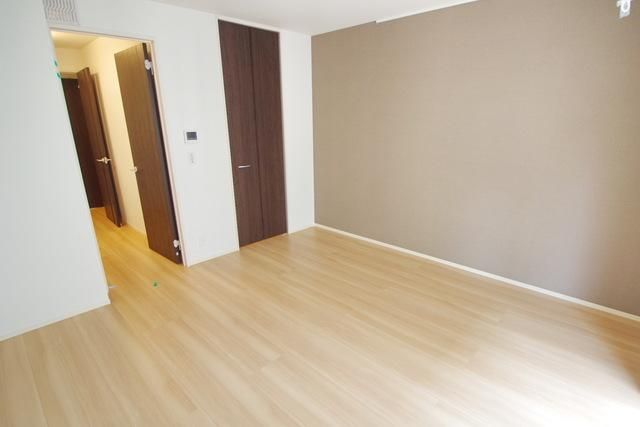 居室・リビング　★オシャレな壁紙のお部屋です★