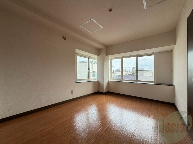 その他部屋・スペース　こちらのお部屋は光が差し込む、温かみのあるお部屋です。