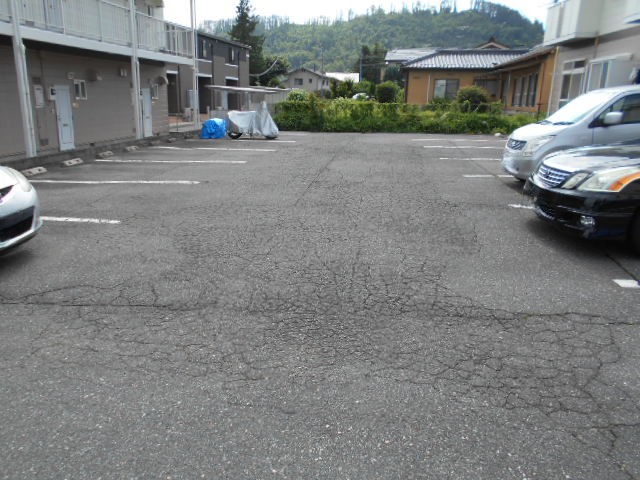 駐車場　月額１台（税込）３３００円