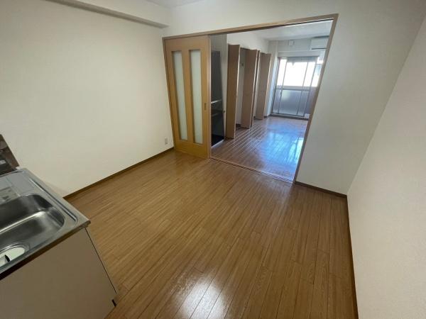 その他部屋・スペース　当部屋は中部屋の為側面の窓はありません