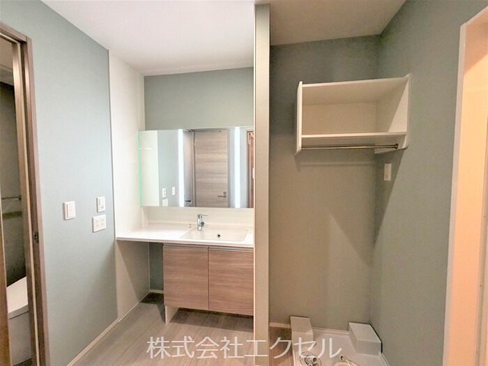 洗面設備　シャワー付き洗面台です