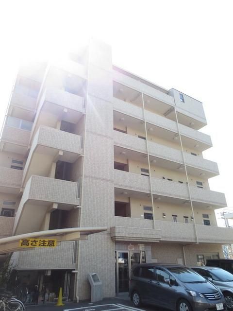 建物外観　駅より１本道の設備充実マンションです。