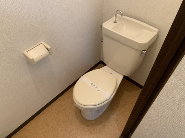 ＪＲ東海道本線 摂津富田駅 徒歩10分 3階建 築37年のトイレ写真