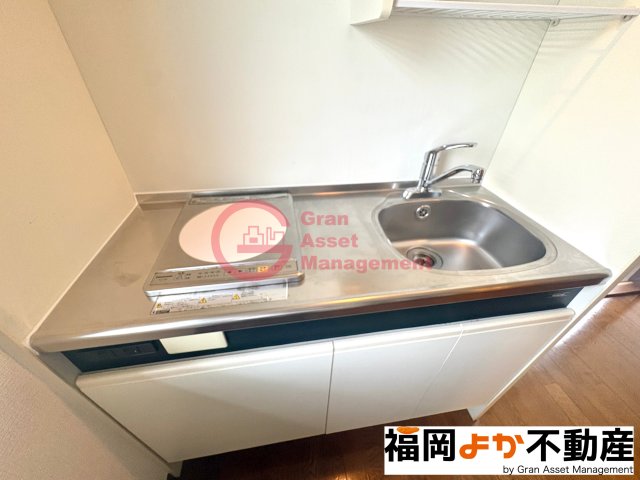 キッチン　【４０２号室実写真】コンパクトなキッチンで掃除もラクラク