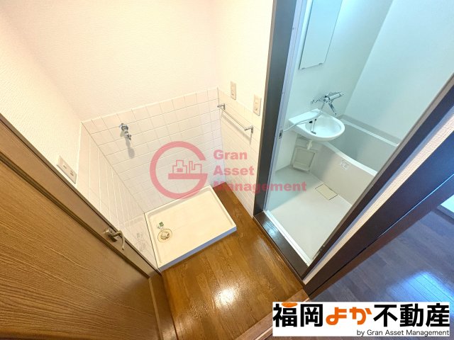 洗面設備　【４０２号室実写真】脱衣所があります。