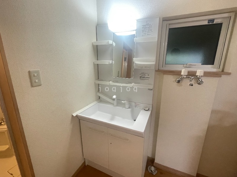 洗面設備　独立洗面台となっております。