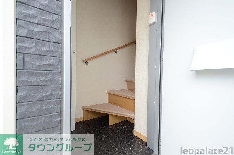 玄関　設備・仕様は号室により異なる為、現況を優先致します。
