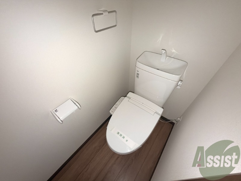 トイレ　トイレは温水洗浄便座です。シンプルな雰囲気になっています。