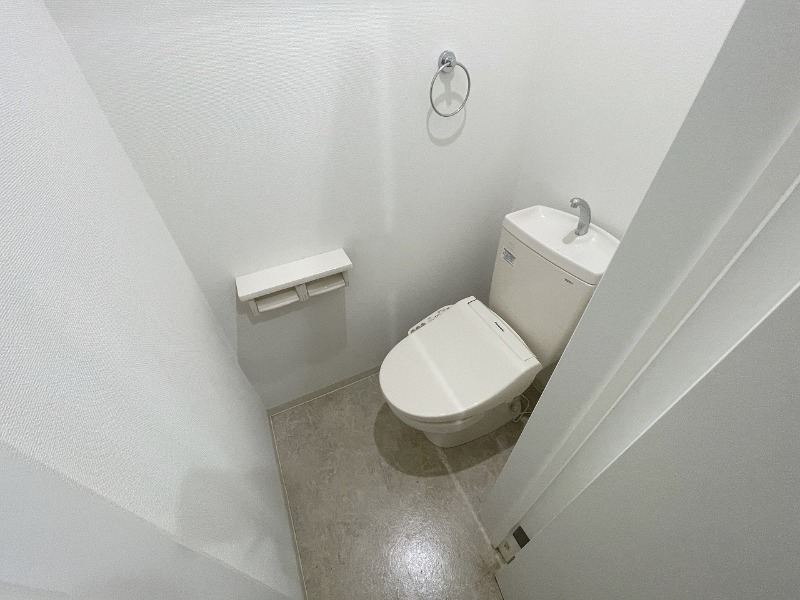 ＪＲ関西本線 加美駅 徒歩3分 3階建 築11年のトイレ写真
