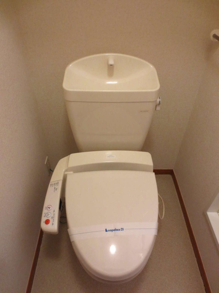 トイレ　温水洗浄機付き