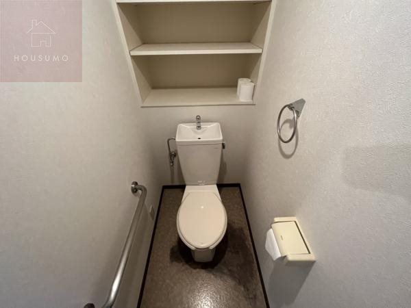 トイレ　落ち着いた色調のトイレです