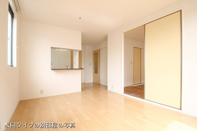 シャルムK D棟の居間写真