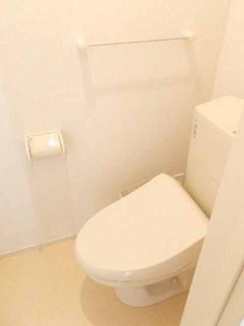 小田急江ノ島線 藤沢駅 バス乗車時間：20分 最寄りバス停で下車 徒歩11分 2階建 築11年のトイレ写真