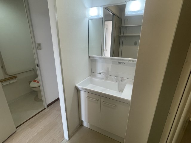 洗面設備　明るい洗面所です