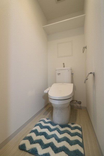 トイレ　トイレ背面上部には棚があるので消耗品等おけて便利です。