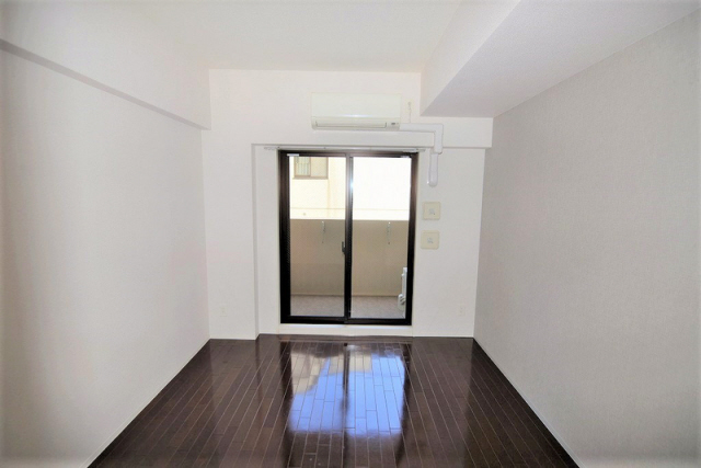 居室・リビング　写真は同マンション、反転タイプのお部屋です。