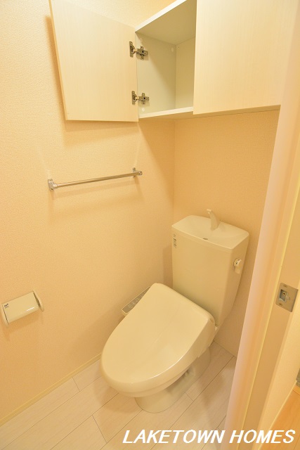 トイレ　上部に収納のある温水洗浄便座付のトイレです。