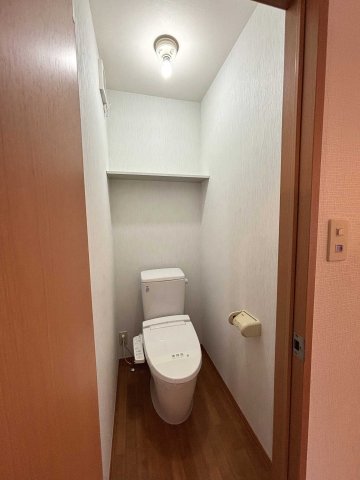 トイレ　背中側に棚もあるので、使いやすいトイレです。