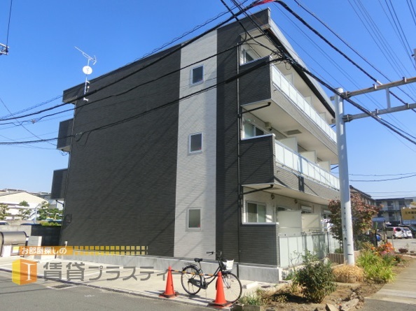 建物外観　通行人の目を引くお洒落な外観、前面が開けています