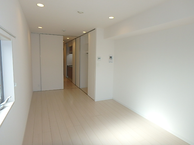 居室・リビング　白を基調とした洋室です。※写真は角部屋です